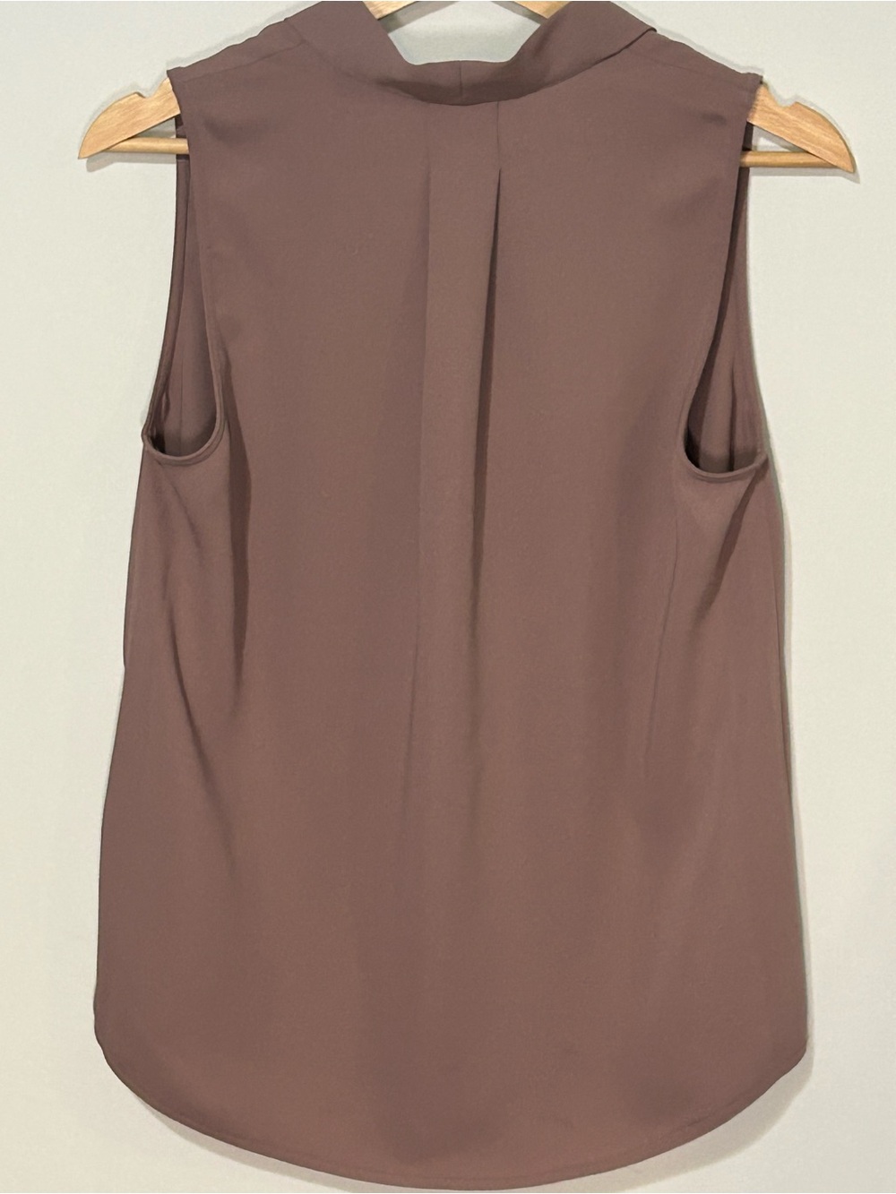 Aritzia Babaton Murphy Blouse Dusty Mauve Taupe Sleeveless S - Picture 4 of 7